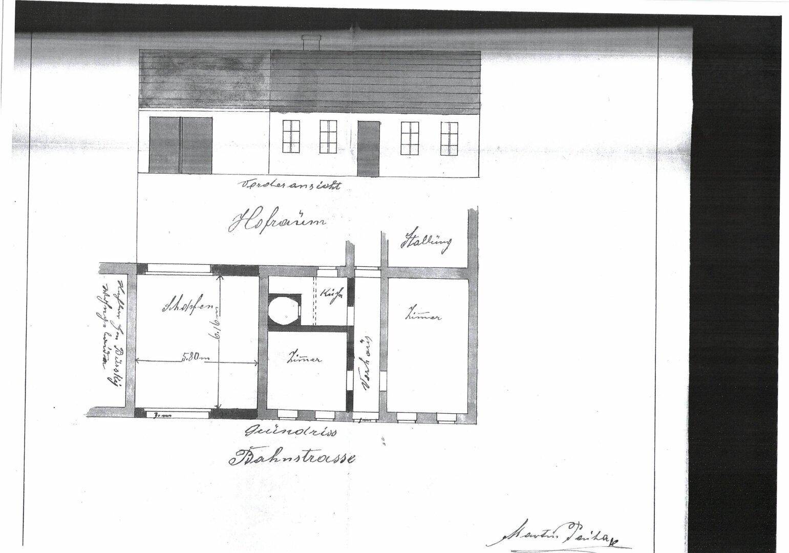 Historischer Grundriss mit handgeschriebenen Notizen und einer Gebäudeansicht.