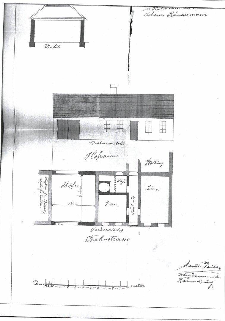 Historischer Grundriss mit handgeschriebenen Notizen und einer Gebäudeansicht.