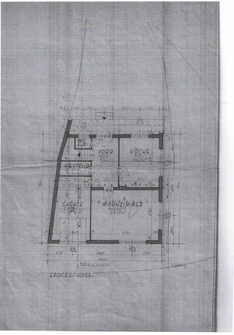 Grundriss des Erdgeschosses mit Wohnzimmer, Küche, WC und Garage.