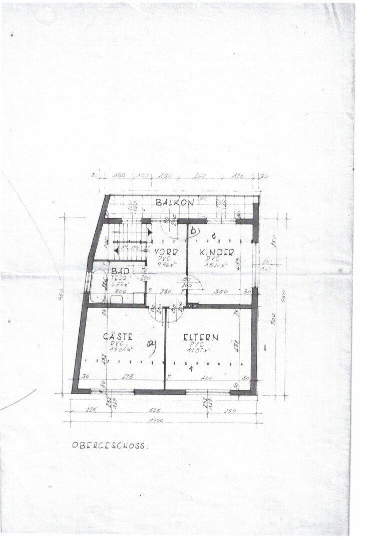Grundriss des Obergeschosses mit Schlafzimmern, Bad und Balkon.