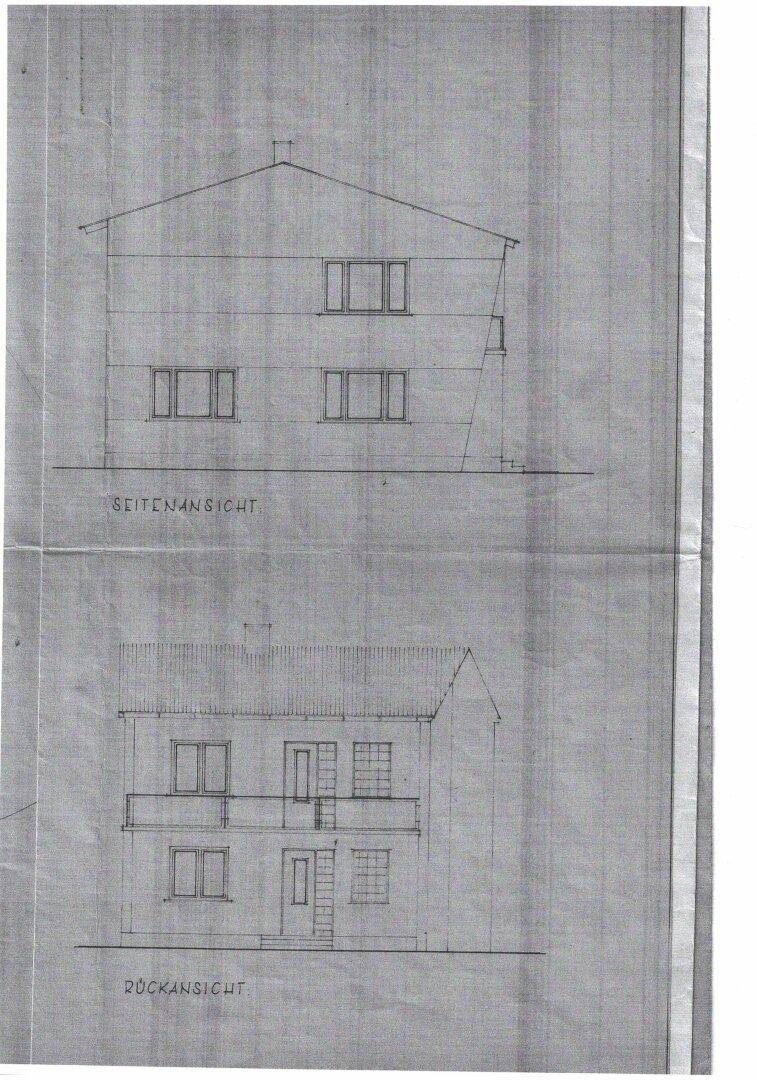 Seiten- und Rückansicht des Gebäudes mit Fenster- und Balkonanordnung.