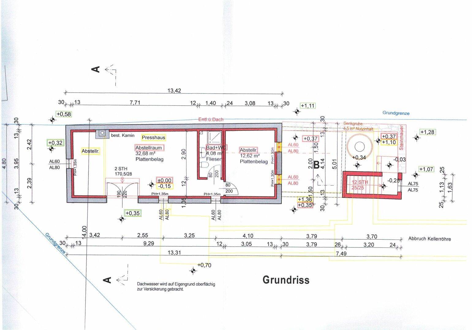 Grundriss des Erdgeschosses mit verschiedenen Räumen und Abmessungen.