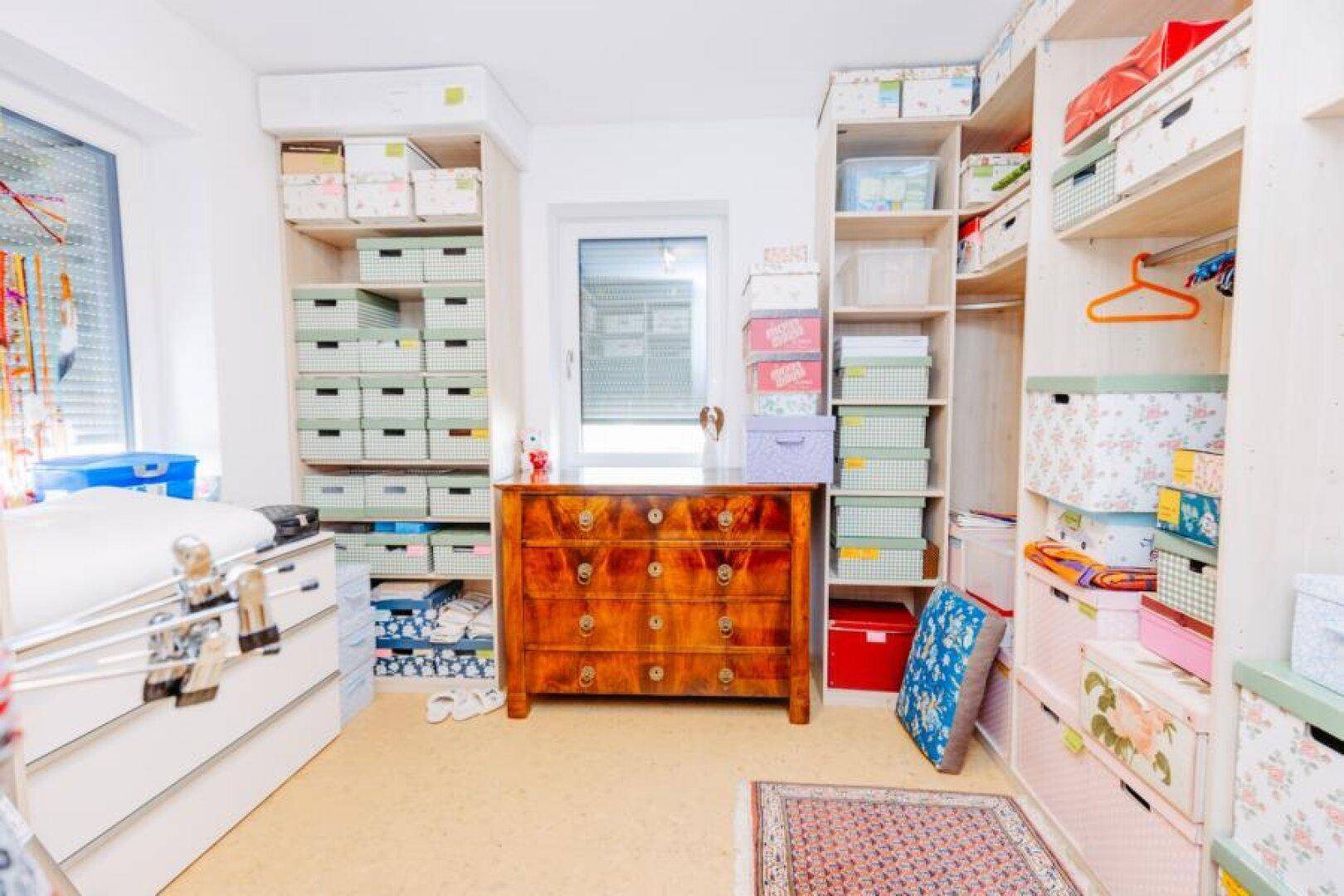Geräumiger Abstellraum mit vielen Regalen und Aufbewahrungsboxen, ideal für Organisation.