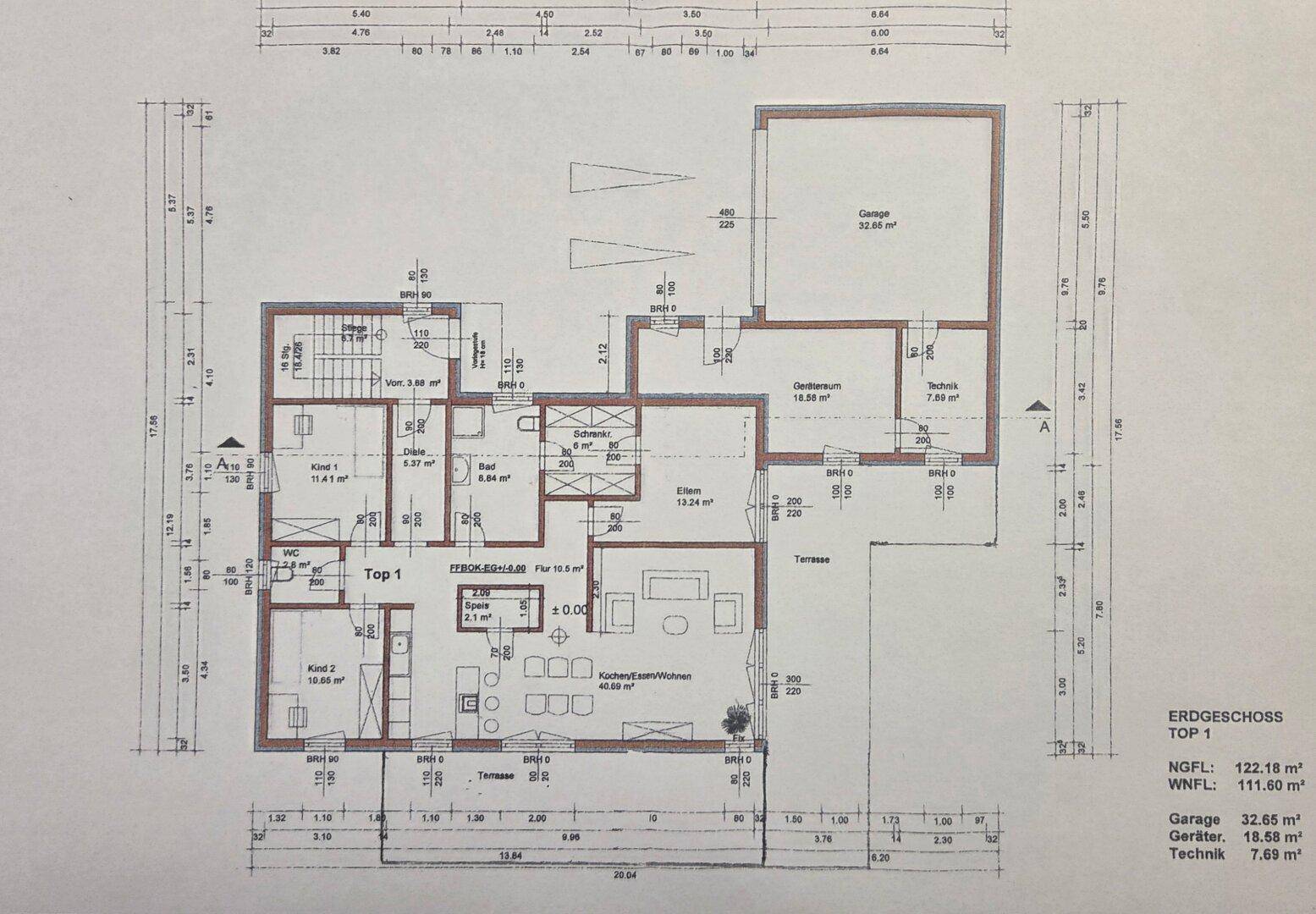 Grundriss des Erdgeschosses mit Wohnbereich, Küche, zwei Zimmern und Garage.