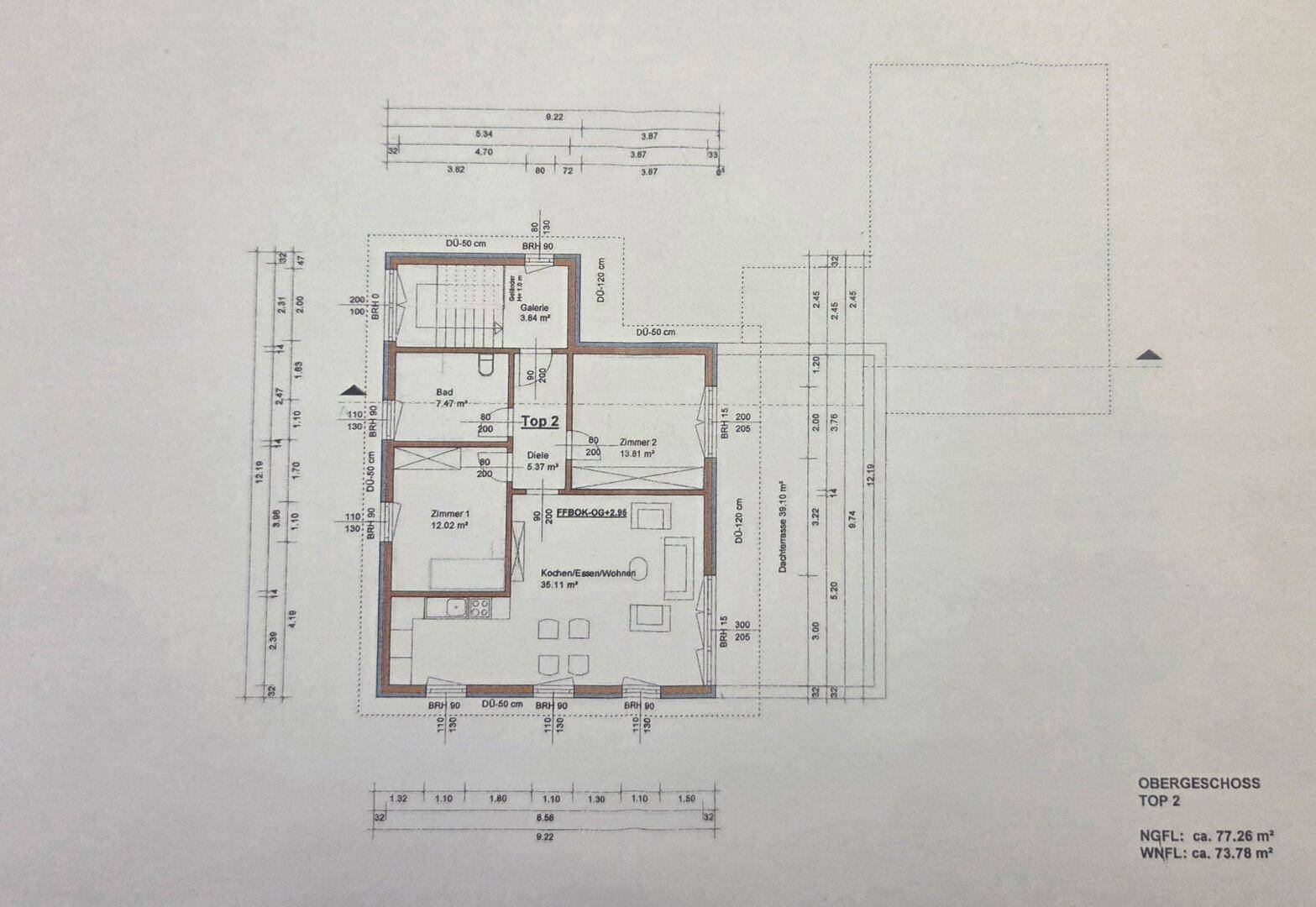 Grundriss des Obergeschosses mit zwei Zimmern, Bad und Dachterrasse.