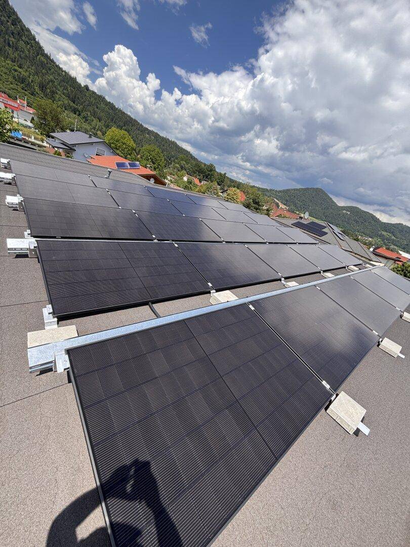 Photovoltaikanlage auf dem Dach des Hauses zur nachhaltigen Energiegewinnung.