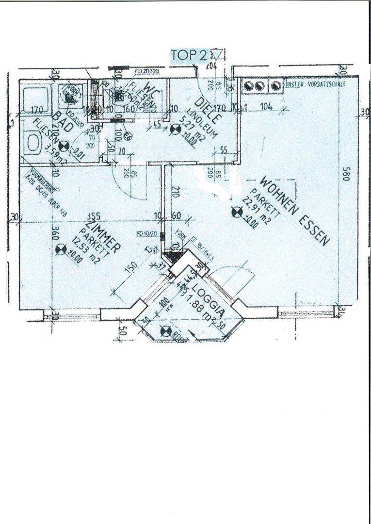Grundriss der Wohnung Top 2 mit Wohn-Essbereich, Zimmer, Bad und Loggia.