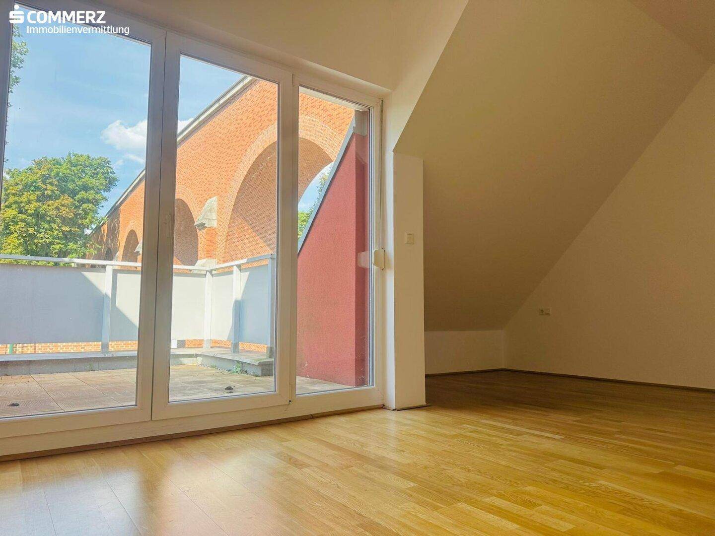 Großes Zimmer mit Nischenschrank und Terrasse