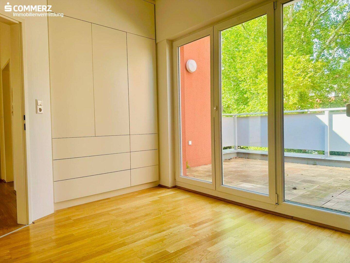 Großes Zimmer mit Nischenschrank und Terrasse