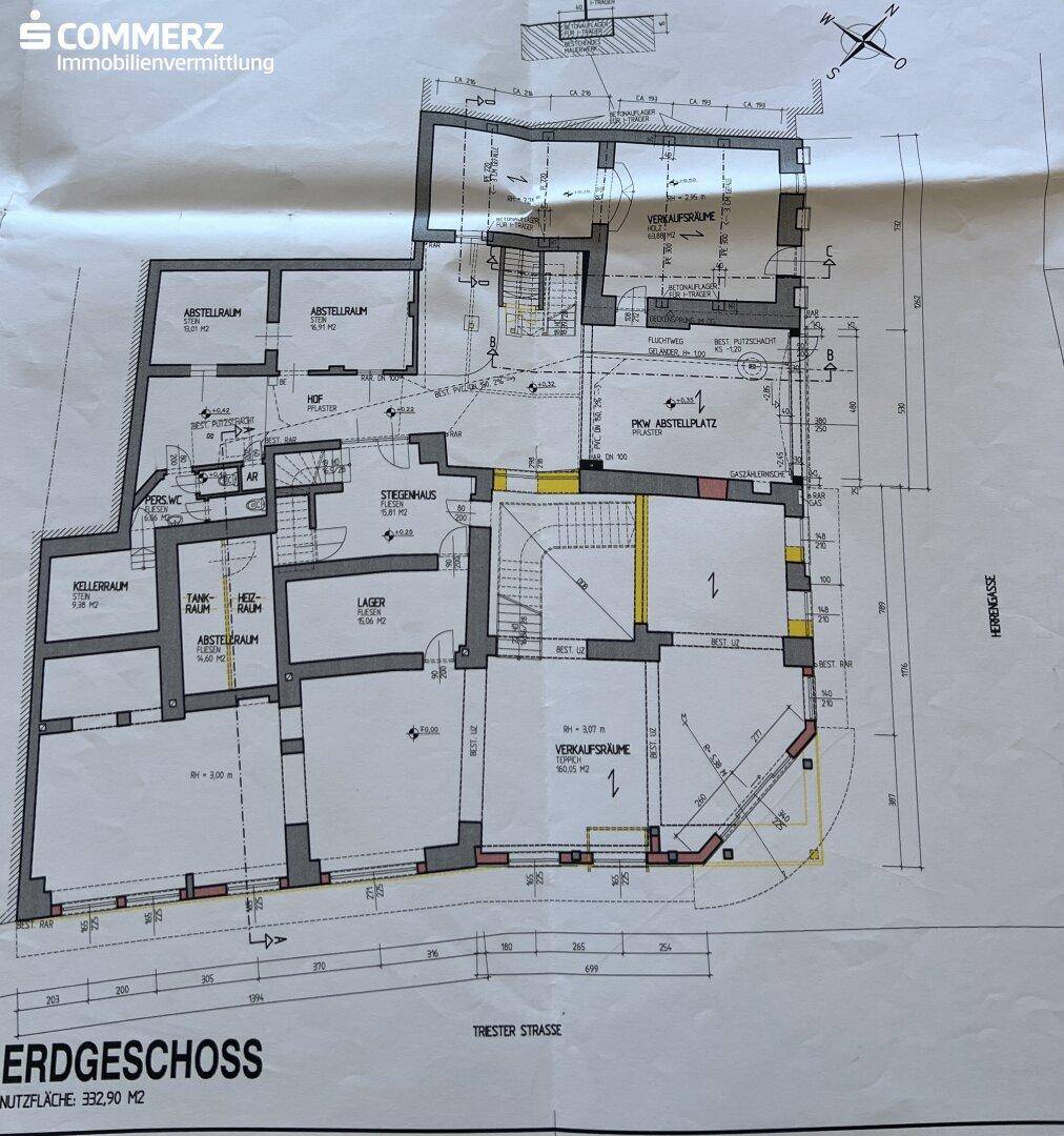Grundriss des Erdgeschosses mit Verkaufsräumen, Abstellräumen und einem Kellerraum.