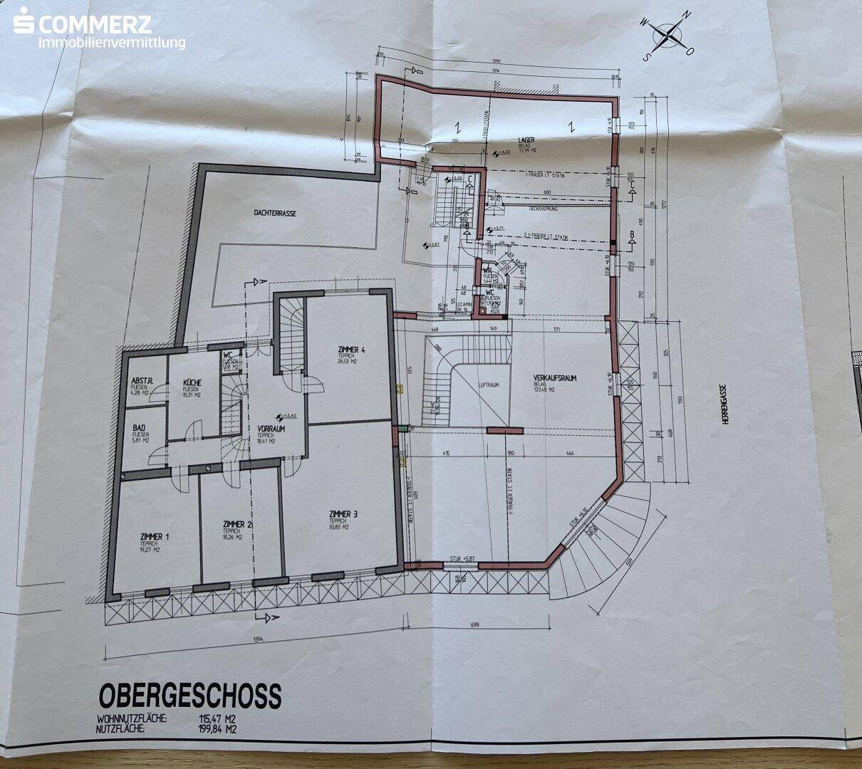 Grundriss des Obergeschosses mit Wohnräumen, Küche, Bad und einer Dachterrasse.