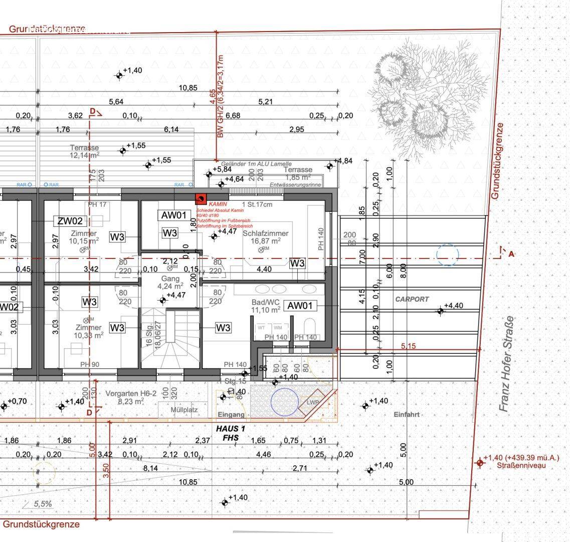 Grundriss des Obergeschosses mit Schlafzimmern, Bad und Balkon.
