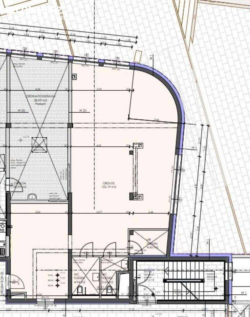 Detaillierter Grundriss eines Gebäudeteils mit Treppenhaus und verschiedenen Raumaufteilungen.
