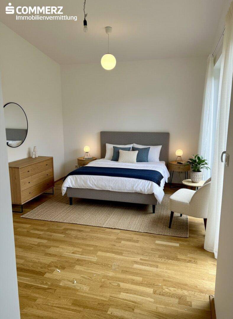 Gemütliches Schlafzimmer mit Holzboden, Doppelbett und viel natürlichem Licht.
