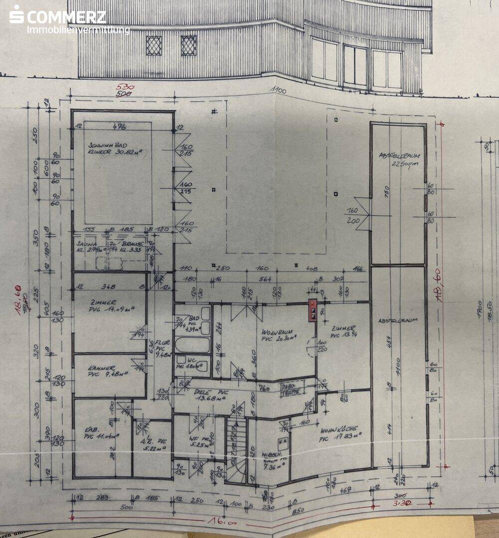 Grundriss des Erdgeschosses mit Wohnküche, Zimmern und Sauna.