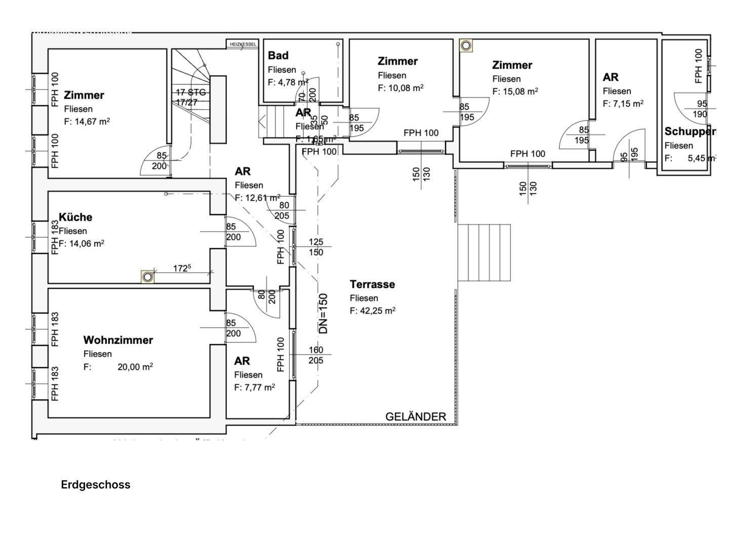 Grundriss des Erdgeschosses mit Wohnzimmer, Küche, Bad und großer Terrasse.