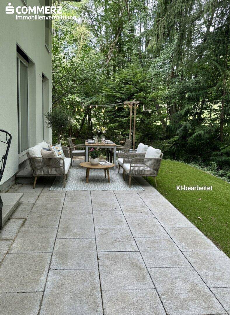 Terrasse KI unterstützt möbliert