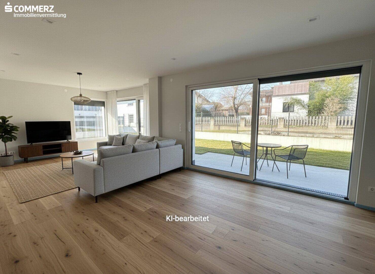 Helles Wohnzimmer mit Holzboden, großer Schiebetür zum Garten und moderner Einrichtung.