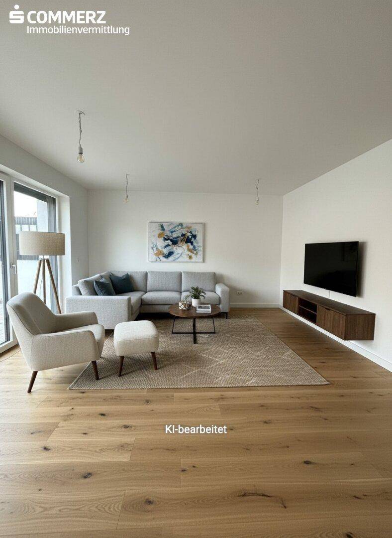 Gemütliches Wohnzimmer mit Holzboden, beiger Einrichtung und Kunstwerk an der Wand.