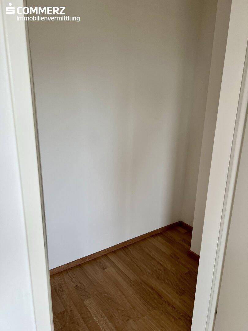 Kleiner, leerer Abstellraum mit Laminatboden, ideal für zusätzlichen Stauraum.