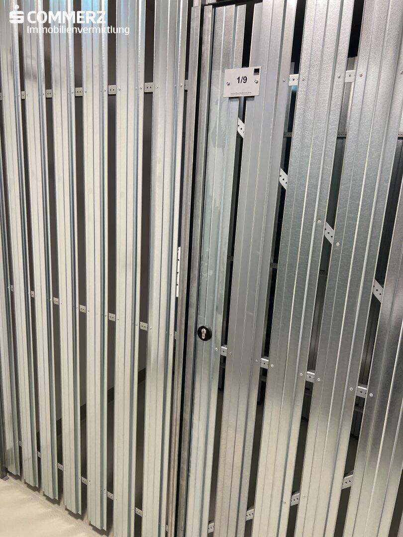 Abstellräume im Kellerbereich mit Metalltüren, nummeriert für individuelle Nutzung.