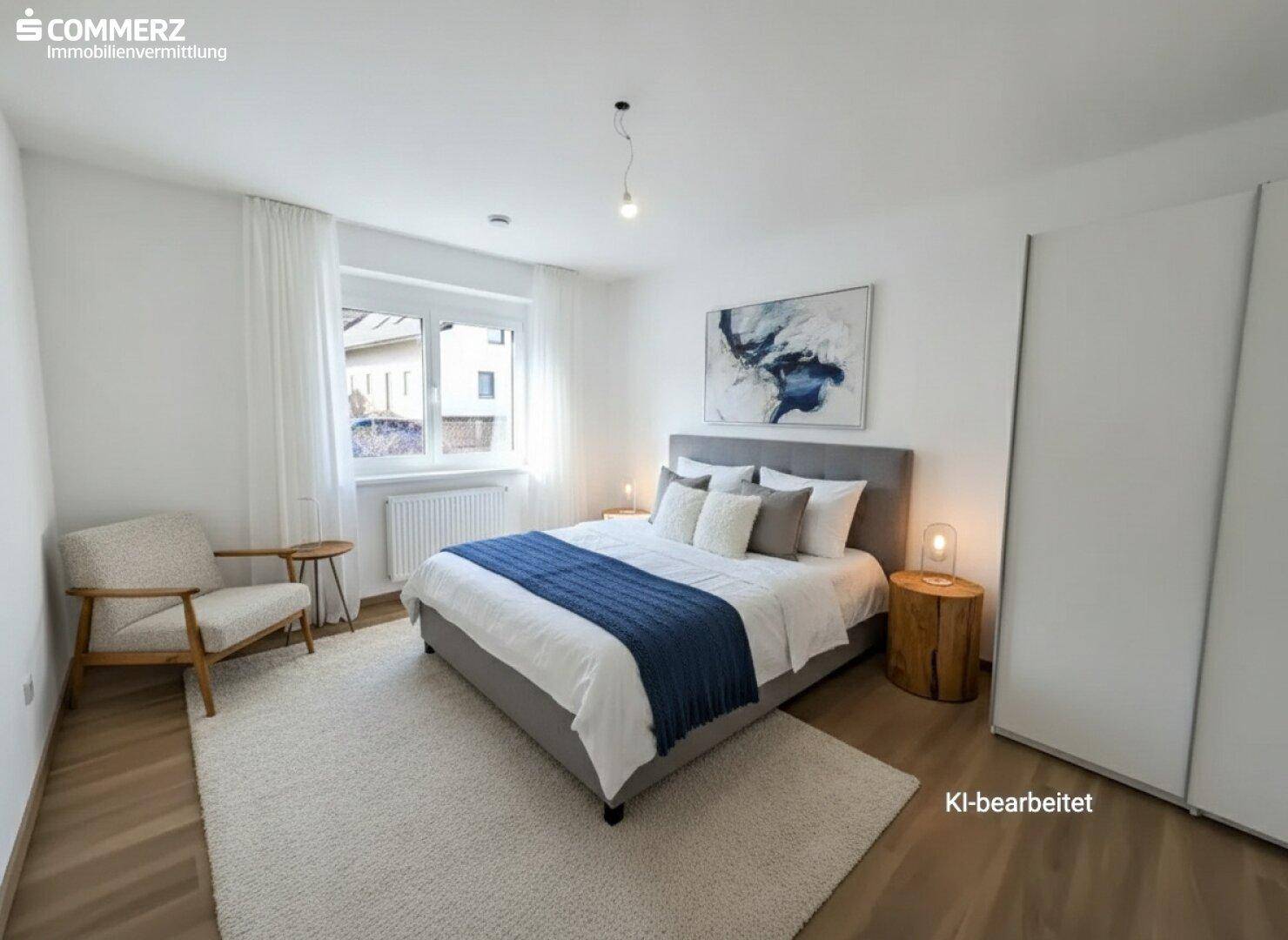 Gemütliches Schlafzimmer mit Doppelbett, Holzboden und großem Fenster für viel Tageslicht.