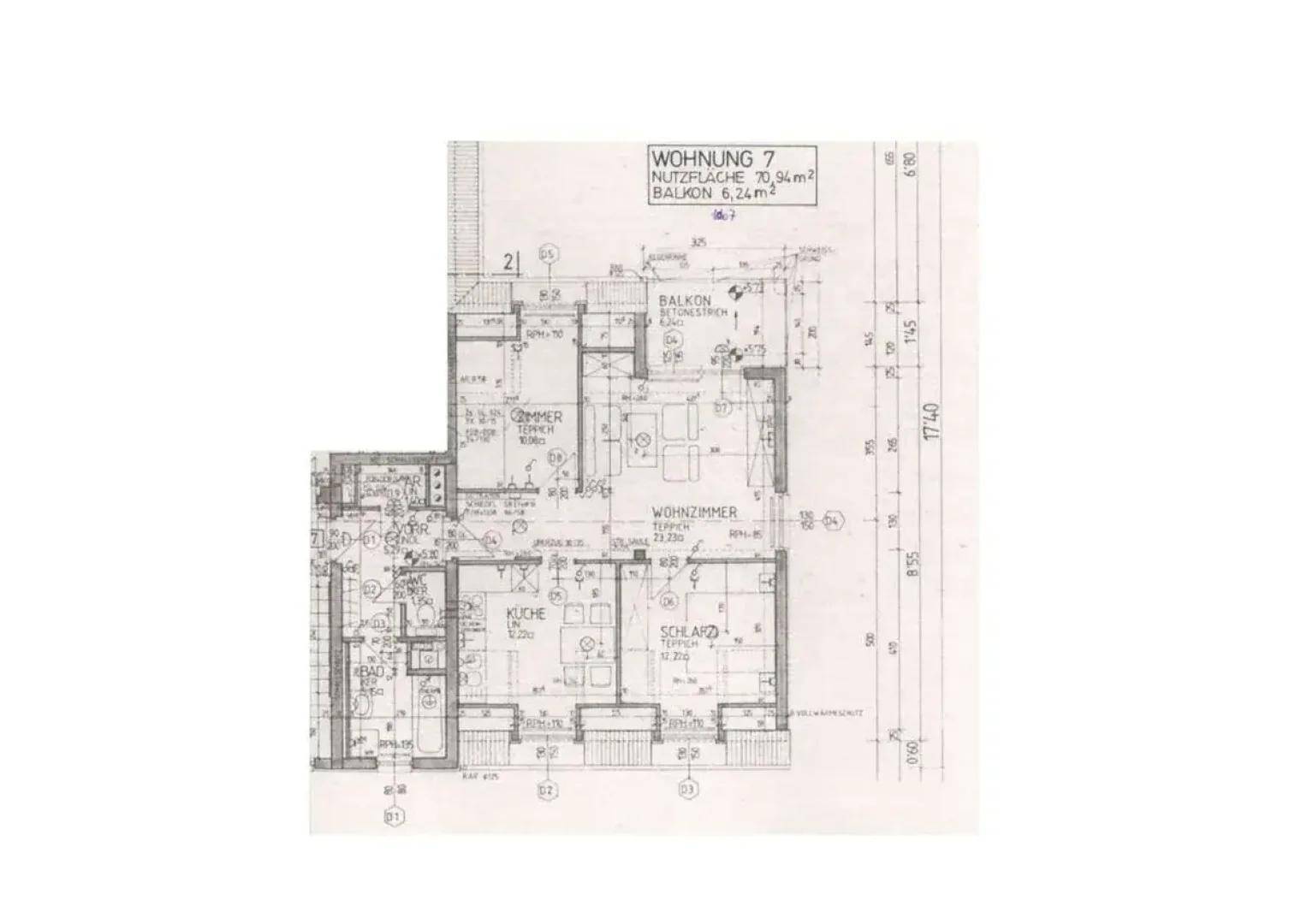 Grundriss der Wohnung 7 mit Wohnzimmer, Küche, Schlafzimmern und Balkon.