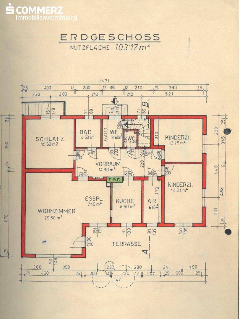 Grundriss des Erdgeschosses mit Schlafzimmer, Kinderzimmern, Bad, Wohnzimmer und Terrasse.