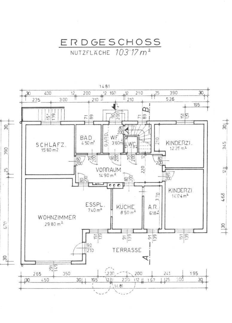 Detaillierter Grundriss des Erdgeschosses mit Raumaufteilung und Maßen.