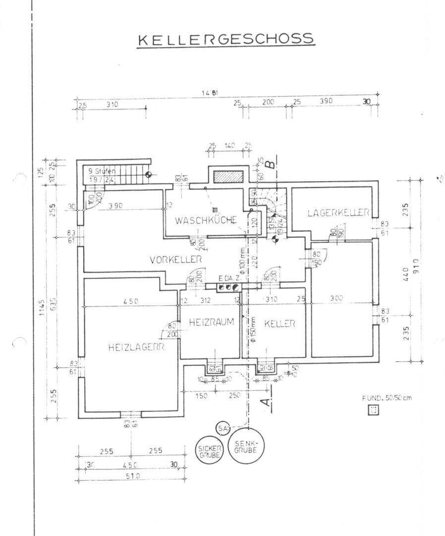 Übersichtlicher Grundriss des Kellergeschosses mit Funktionsräumen und Abstellflächen.