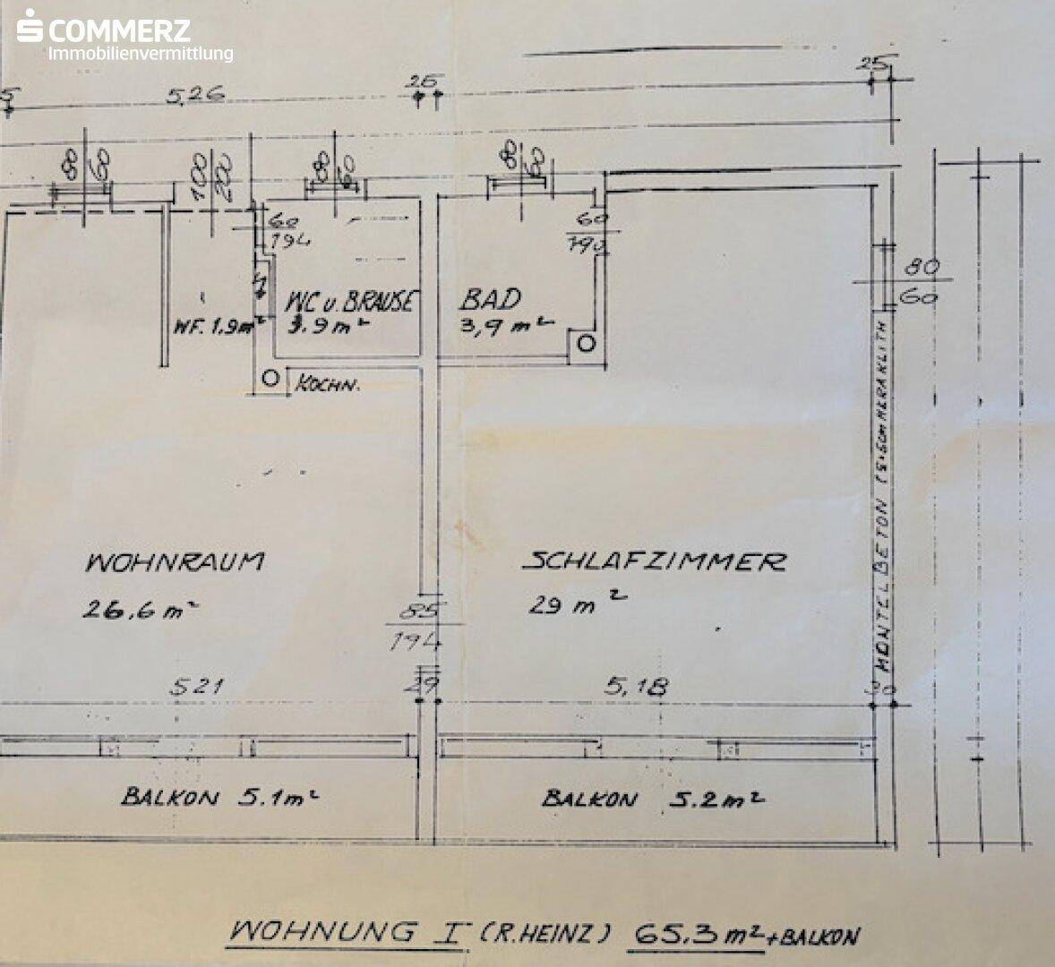 Handgezeichneter Grundriss einer Wohnung mit Wohnzimmer, Schlafzimmer, Bad und zwei Balkonen.