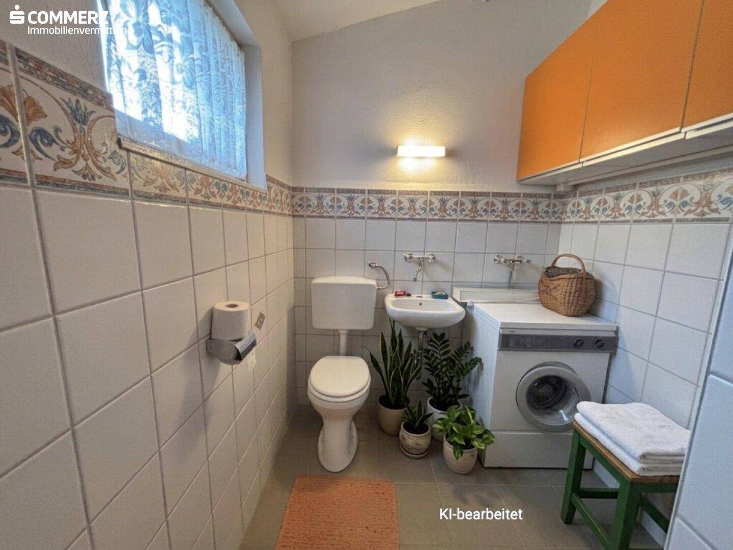 Praktischer Hauswirtschaftsraum mit WC, kleinem Waschbecken und Waschmaschine.
