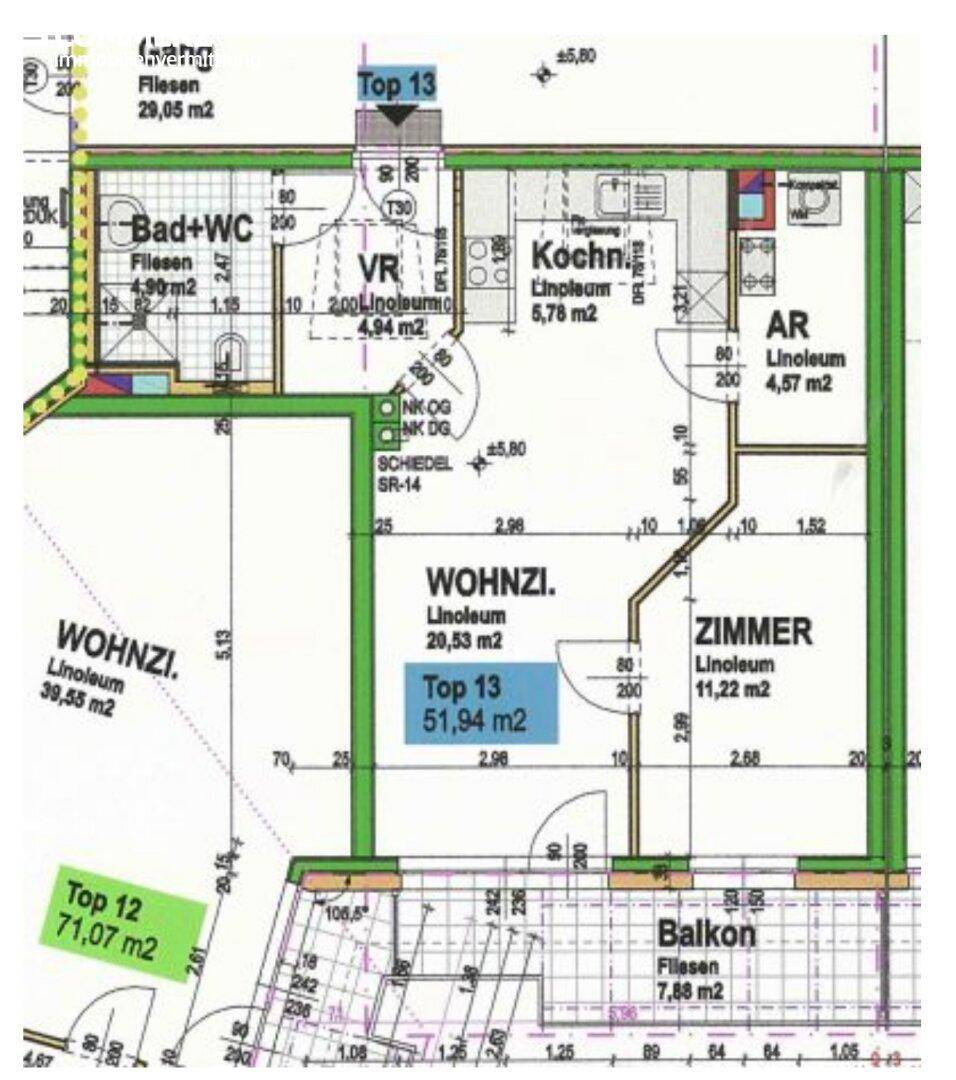 Grundriss der Wohnung Top 13 mit Wohnzimmer, Küche, Bad und Balkon.