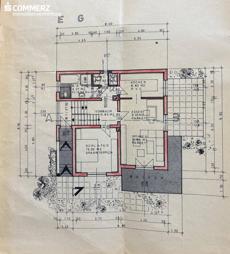 Grundriss des Erdgeschosses mit Wohn-, Ess- und Schlafbereich sowie Balkon.