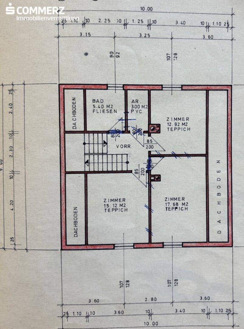 Grundriss des Obergeschosses mit mehreren Zimmern und Dachschrägen.