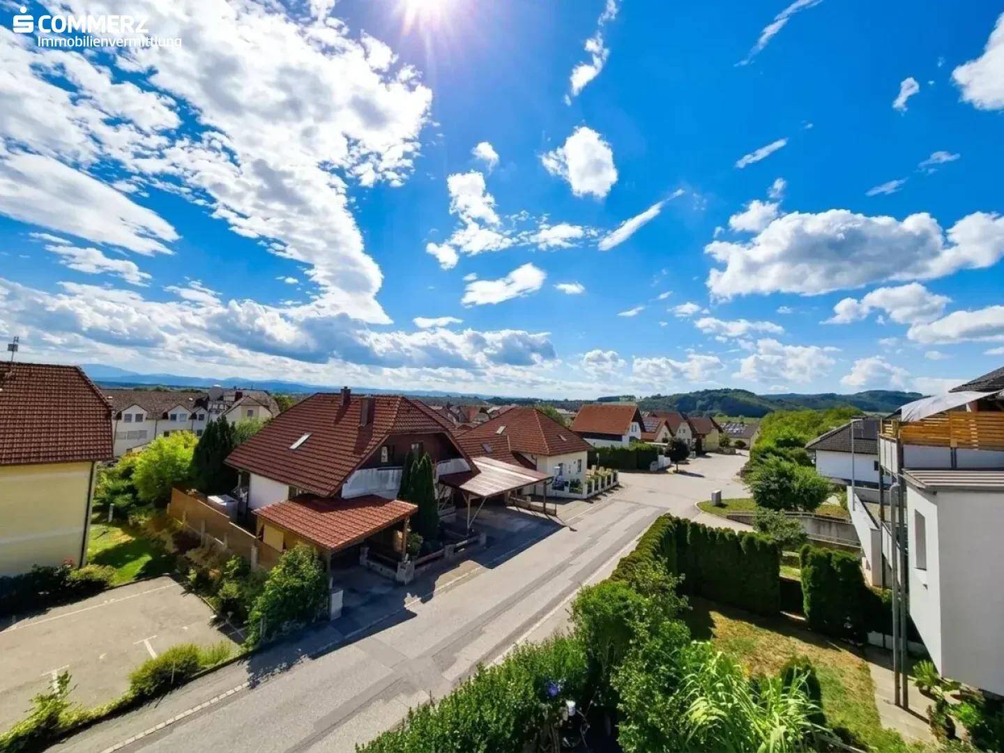 Weitläufiger Blick über eine ruhige Wohnsiedlung mit Einfamilienhäusern und viel Grün.