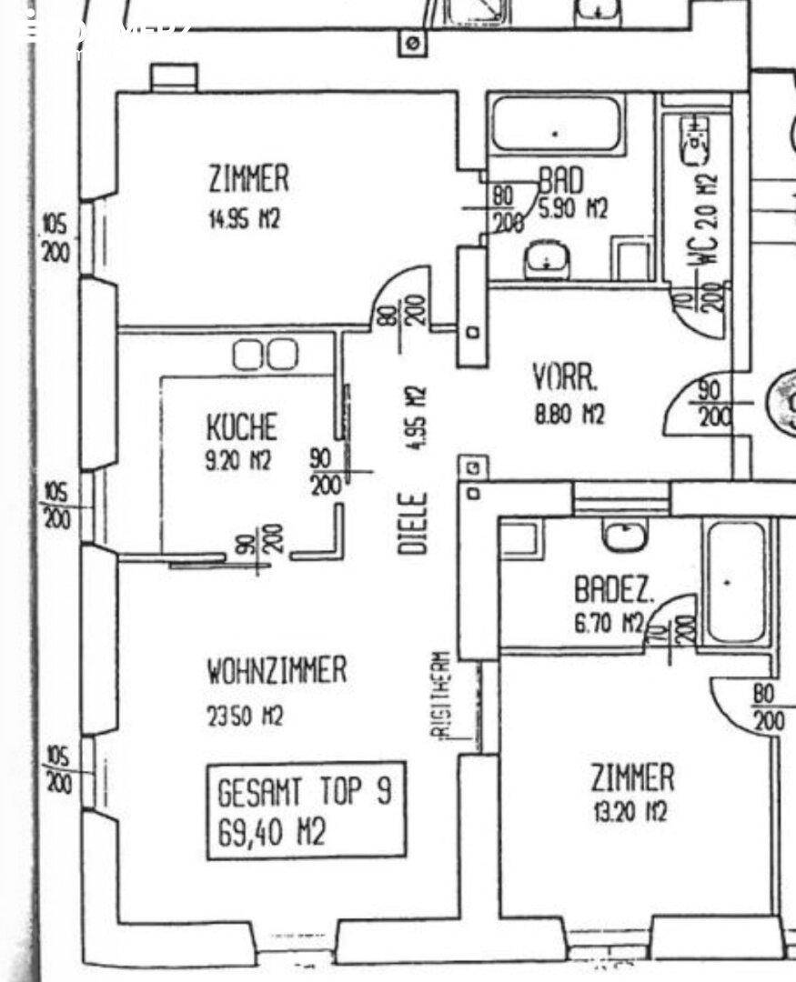 Grundriss einer Wohnung mit drei Zimmern, Küche, Bad und separatem WC.