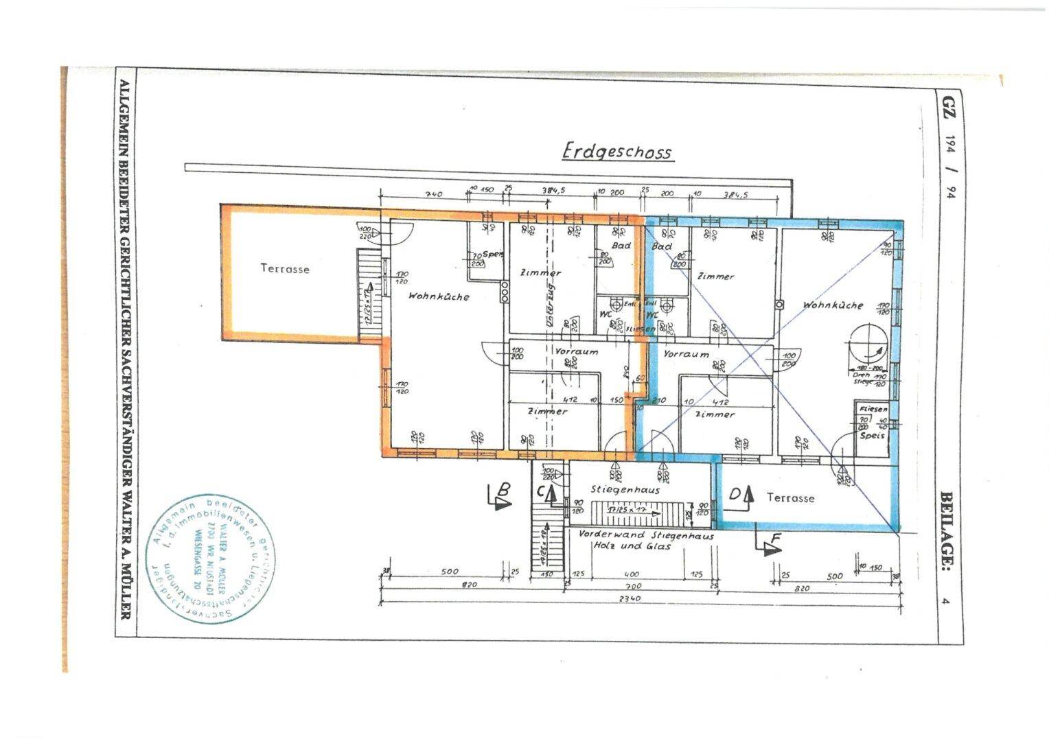 Grundriss des Erdgeschosses mit mehreren Zimmern, Wohnküche und zwei Terrassen.