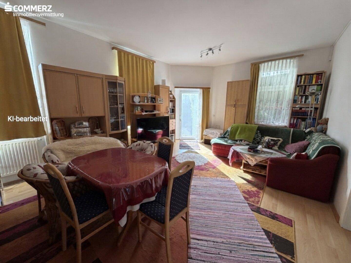 Geräumiger Wohn- und Essbereich mit Esstisch, Sofas und Zugang zum Garten.