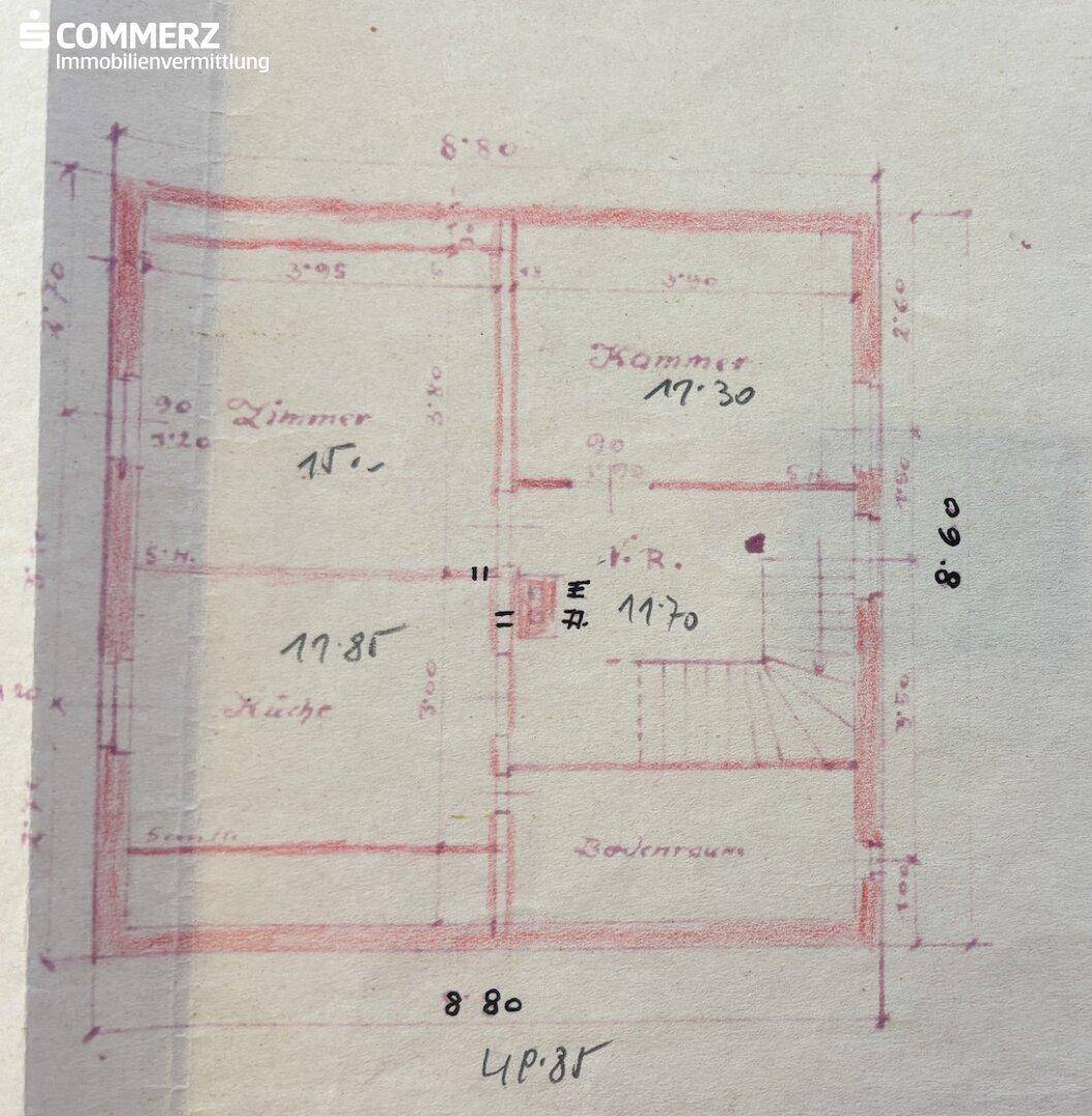 Handgezeichneter Grundriss des Obergeschosses mit Zimmern und Abstellraum.