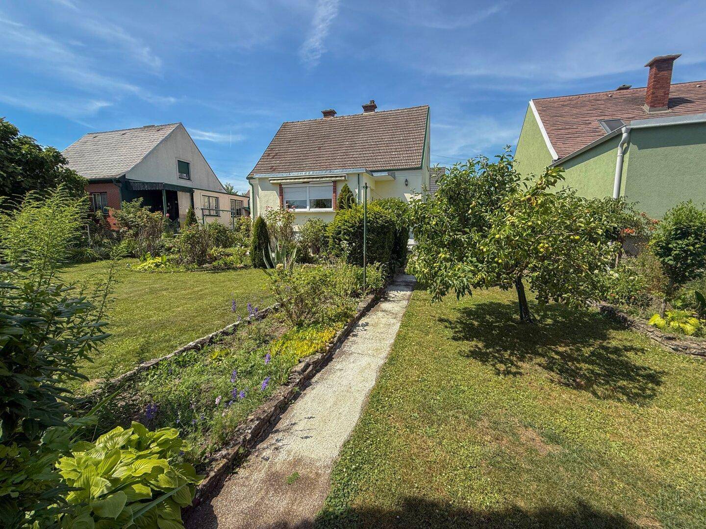 Hausansicht mit Garten