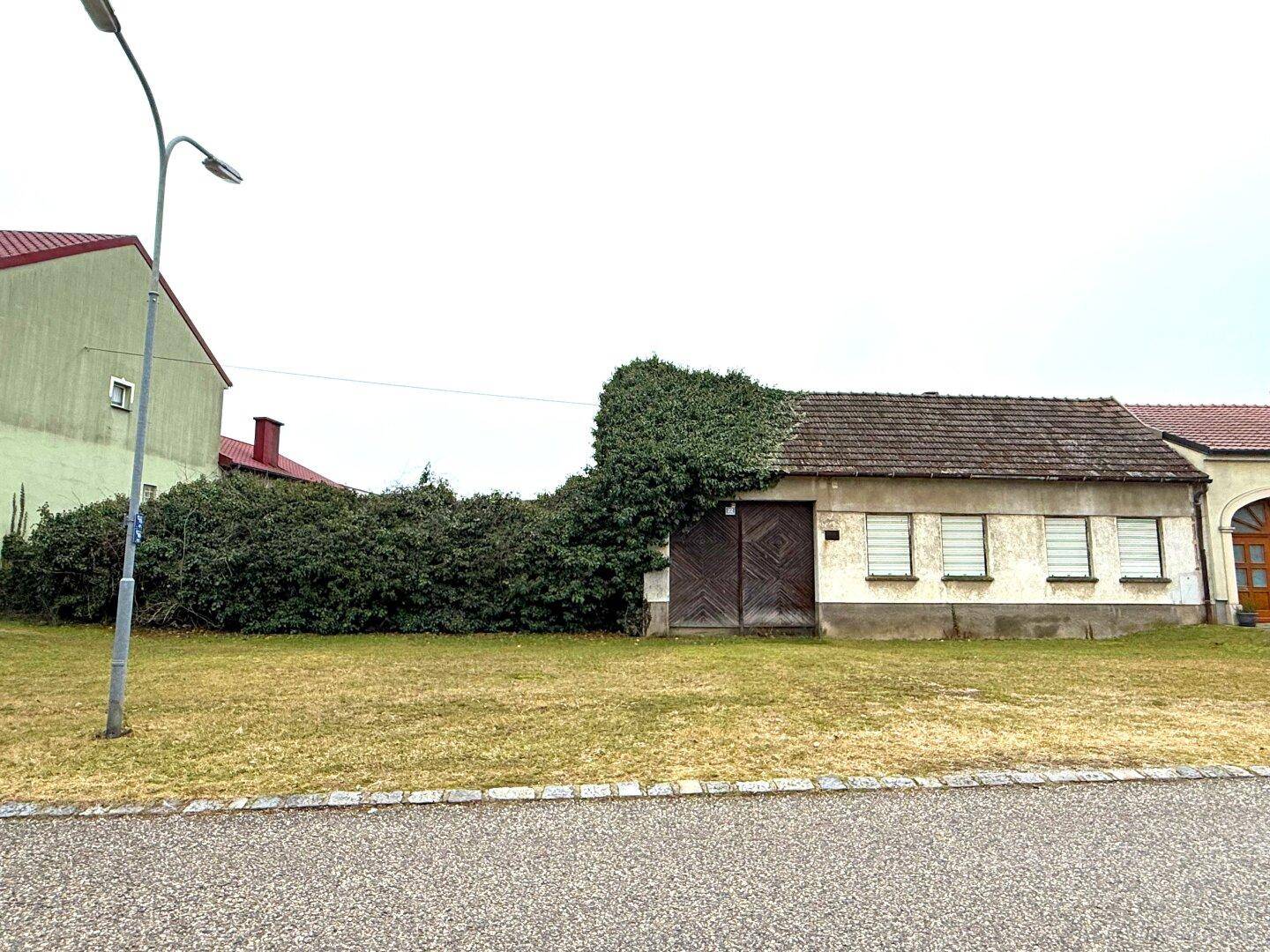 Grundstück mit Entwicklungspotenzial – 2.895 m² Bauland mit 2 Straßenfronten - Ansicht 2