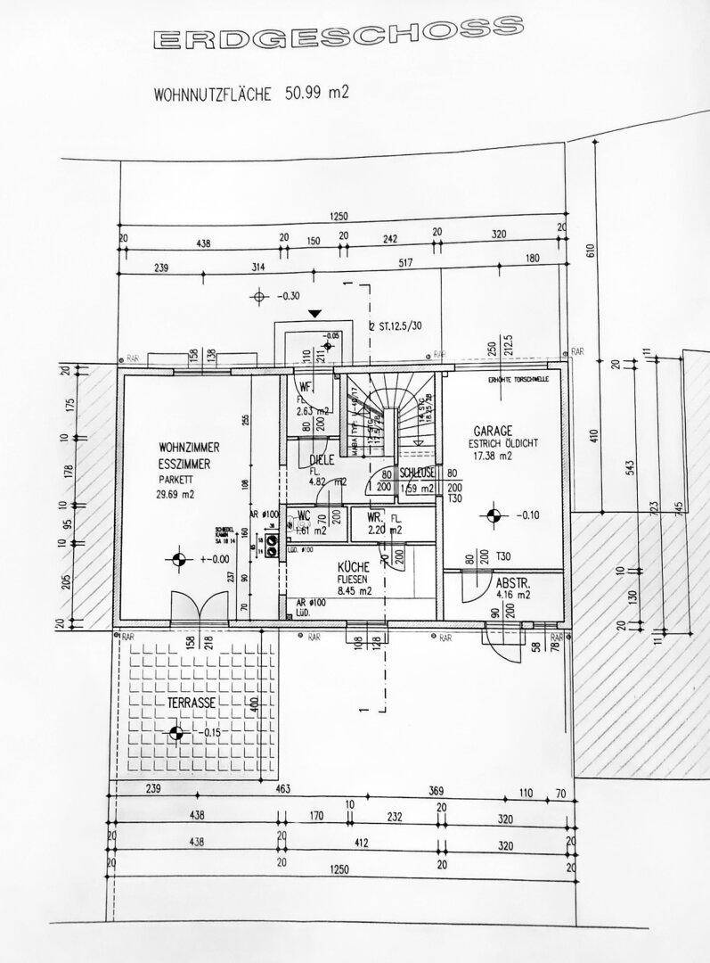 Grundriss des Erdgeschosses mit Wohnzimmer, Esszimmer, Küche und Terrasse.