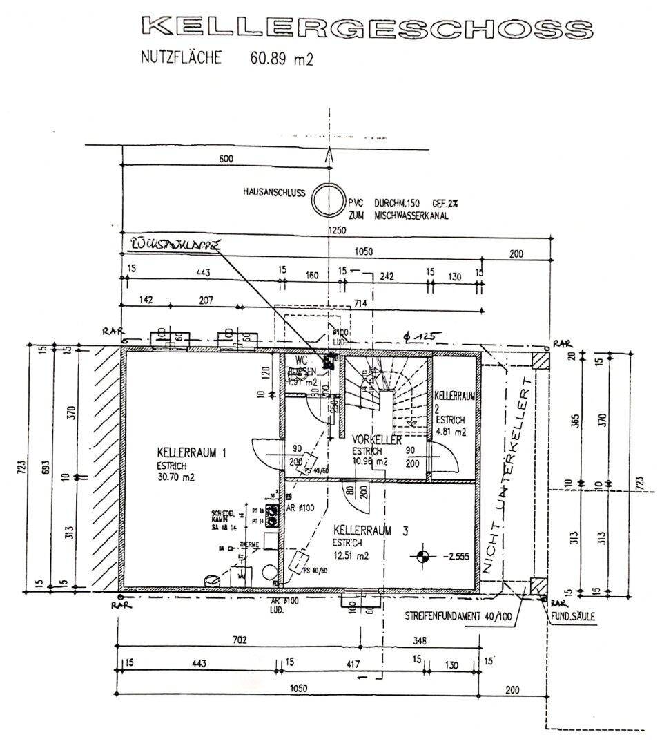 Grundriss des Kellergeschosses mit mehreren Kellerräumen und einem WC.