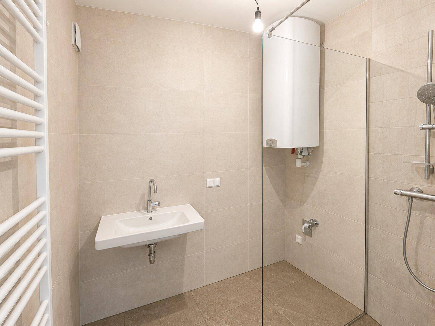 Modernes Badezimmer mit begehbarer Dusche, Wandwaschbecken und Handtuchheizkörper.
