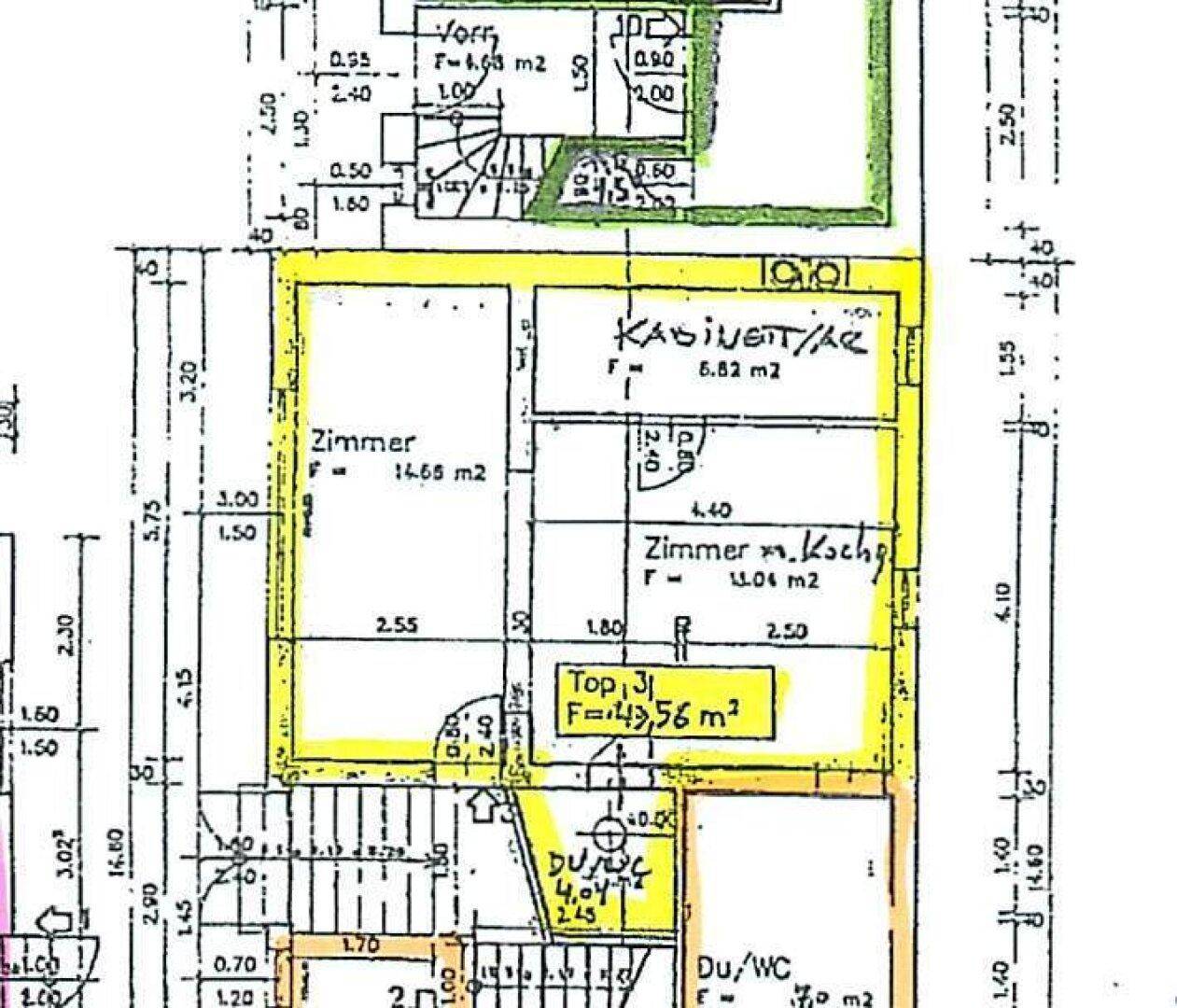 Grundriss einer Wohnung mit mehreren Zimmern, darunter ein Raum mit Kochgelegenheit und zwei Bädern.