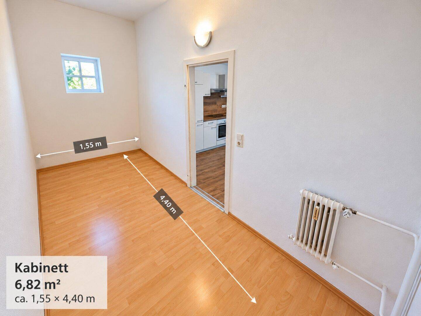 Kleines Kabinett oder Büro mit Laminatboden und einem Fenster, ideal als Arbeitszimmer.