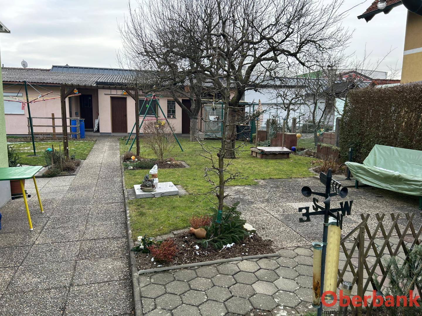 Garten mit gemauerten Gartenhaus im Hintergrund