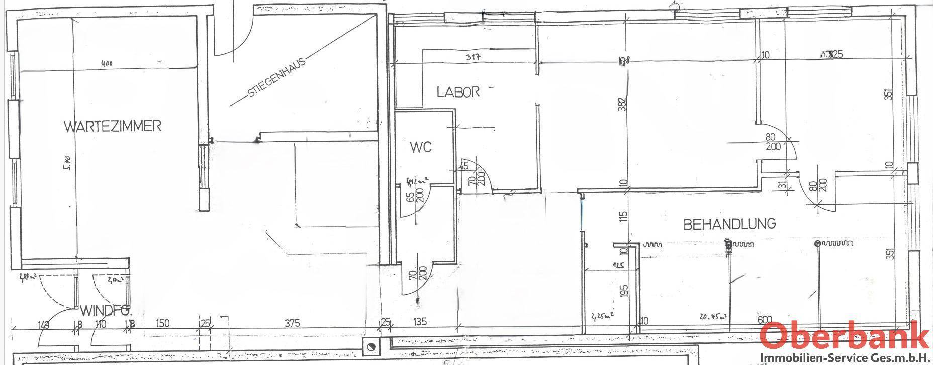Grundriss des Erdgeschosses mit Wartezimmer, Labor, WC und Behandlungsräumen.