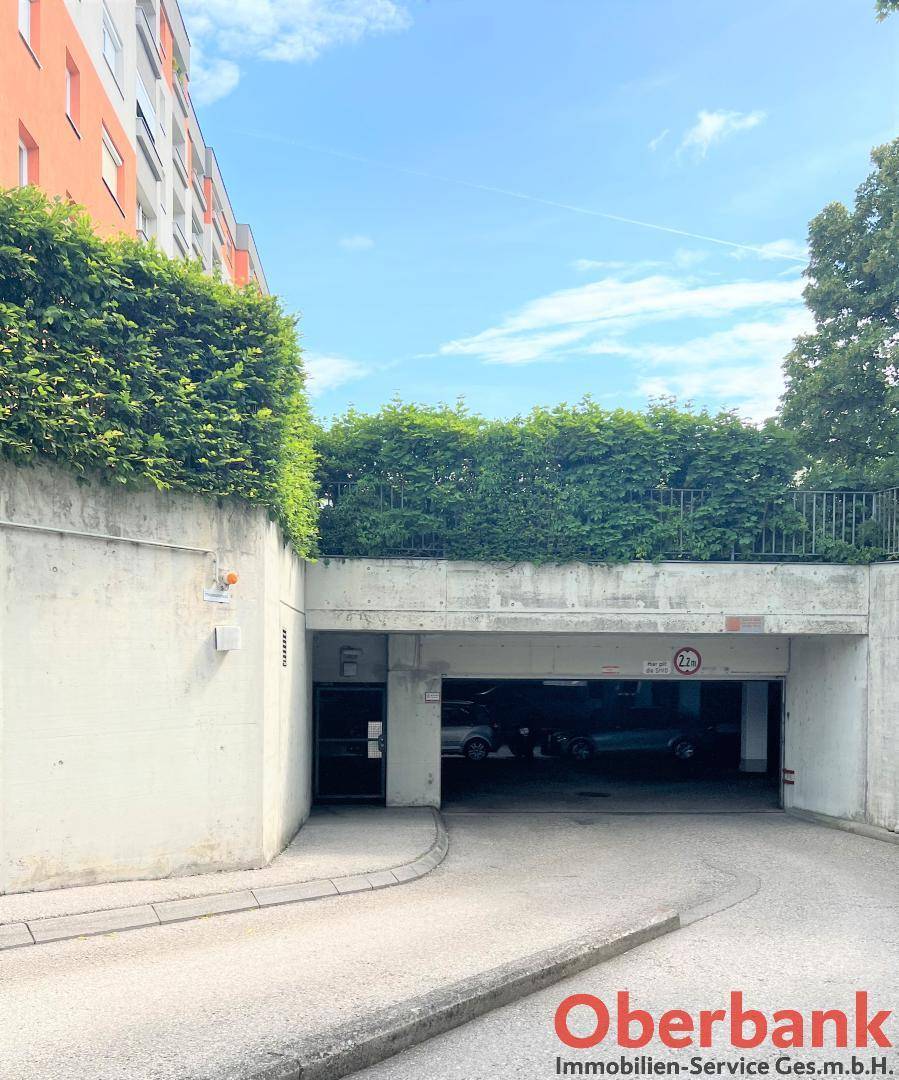 Einfahrt zur Tiefgarage des Wohnkomplexes, gut zugänglich und sicher.